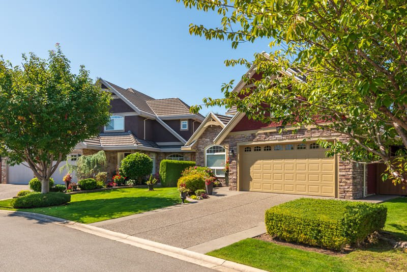 CASA VELARIS COCHERA DE UNA CASA