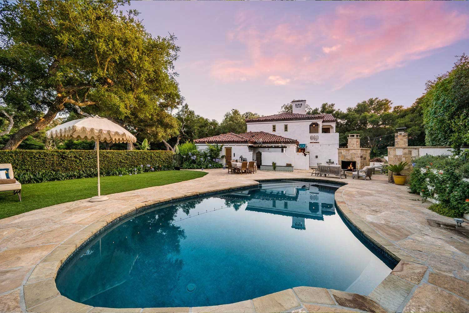 fondo-casas-atardecer-alberca