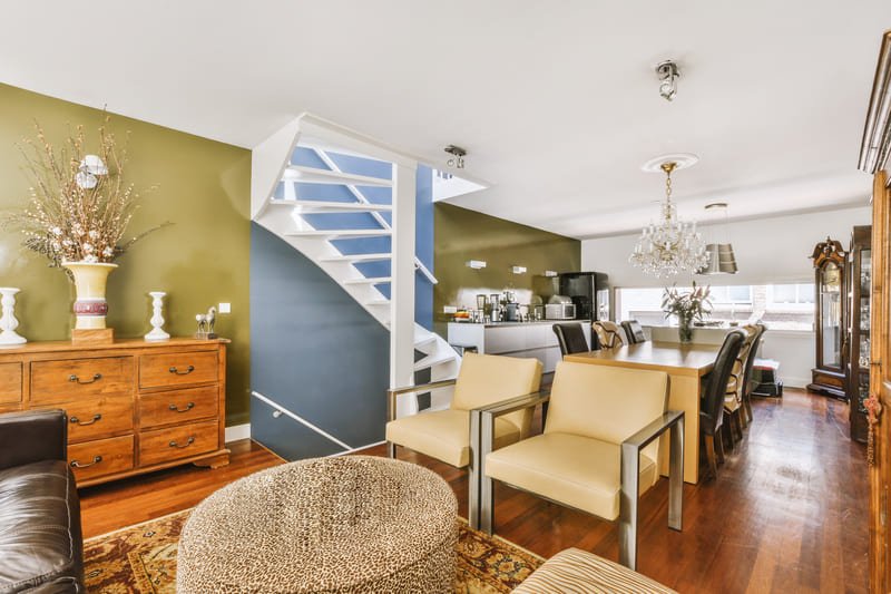 SALA ABIERTA ACOGEDERA DE CASA VELARIS INMOBILIARIA